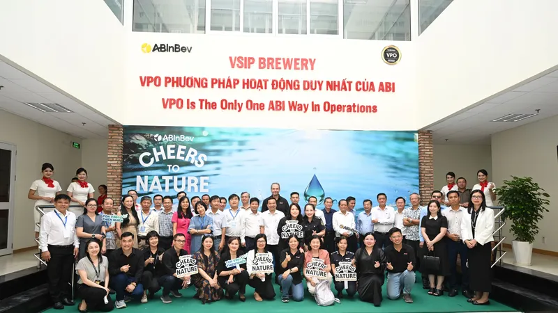 Đại diện AB InBev Việt Nam cùng đại diện các cơ quan báo chí, sở, ban, ngành và địa phương chụp ảnh lưu niệm trong chương trình tham quan Nhà máy AB InBev Việt Nam tại KCN VSIP II-A, hưởng ứng Ngày Nước Thế giới 2026. Ảnh: AB InBev Việt Nam