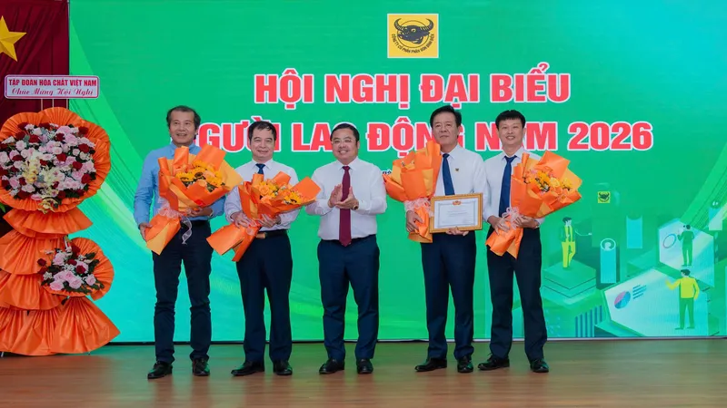 Lãnh đạo Tập đoàn Hóa chất Việt Nam khen thưởng cho Ban Tổng giám đốc Công ty