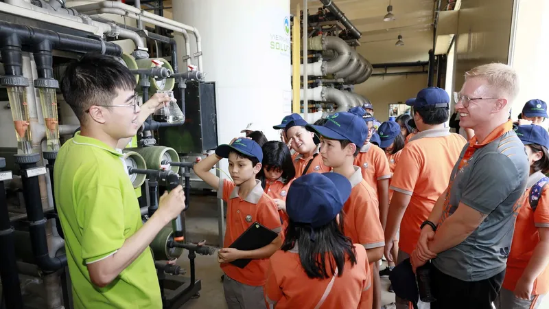 Học sinh Trường Quốc tế Singapore tại Nam Sài Gòn tìm hiểu quy trình xử lý nước rỉ rác tại Khu liên hợp xử lý chất thải Đa Phước