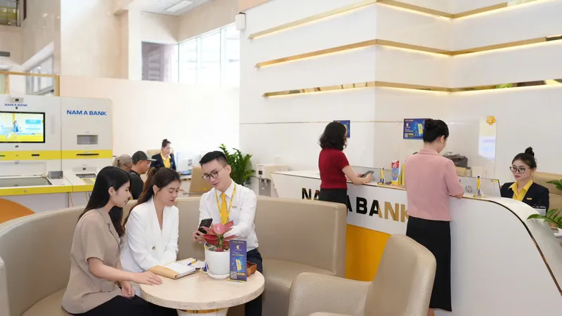 Khách hàng giao dịch tại Nam A Bank