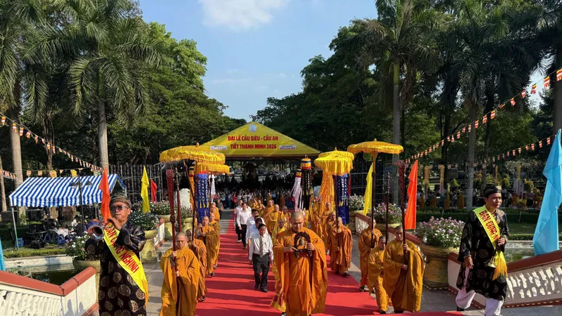 Chư Tôn Đức và lãnh đạo Công ty cổ phần Đầu tư xây dựng Chánh Phú Hòa diễu hành lên lễ đài