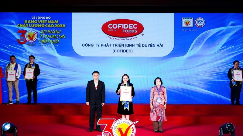 Đại diện lãnh đạo Công ty Phát triển Kinh tế Duyên Hải (COFIDEC) nhận danh hiệu Hàng Việt Nam chất lượng cao 2026