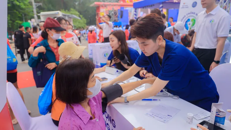 Đội ngũ y tế tận tình đo và tư vấn về các chỉ số sức khỏe, đồng hành cùng người dân chủ động phòng bệnh