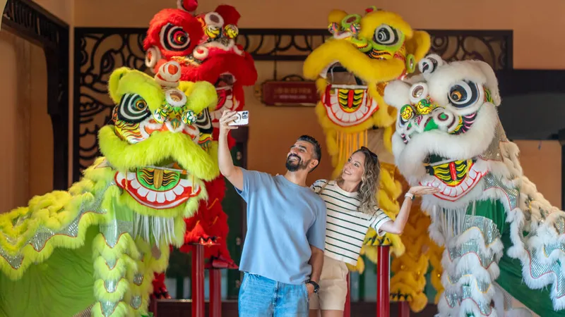 Du khách quốc tế thăm Bảo tàng Lân Sư Rồng đặt tại Nhà ga Hội An 2 – khu du lịch Sun World Ba Na Hills