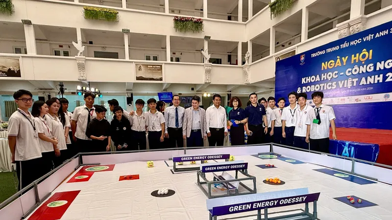 Các công ty công nghệ cùng hợp tác với Trường Trung Tiểu học Việt 3 tham gia các game lập trình trải nghiệm cho học sinh