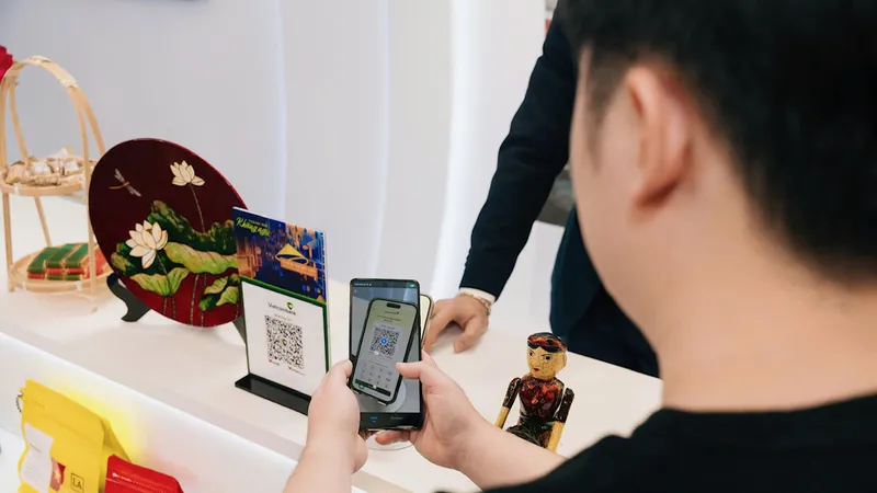 Khách hàng trải nghiệm thanh toán QR xuyên biên giới (nguồn ảnh: Vietcombank)