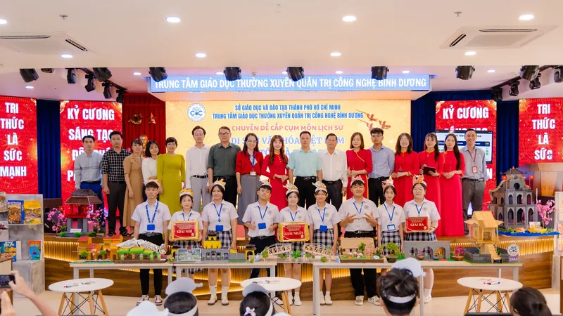 Trao thưởng cho học sinh đạt giải trong chuyên đề Lịch sử