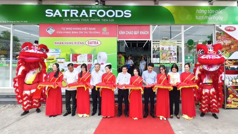 Các đại biểu cắt băng khai mạc cửa hàng Satrafoods tại tòa K3 chung cư Becamex