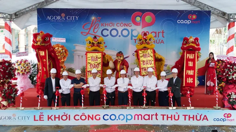 Nghi thức khởi công với sự tham gia của ông Nguyễn Hồng Thanh, Phó Chủ tịch UBND tỉnh Tây Ninh; lãnh đạo chính quyền địa phương xã Thủ Thừa; đại diện Thủ Thừa Invest, Saigon Co.op và ngân hàng MB. Ảnh: Agora City