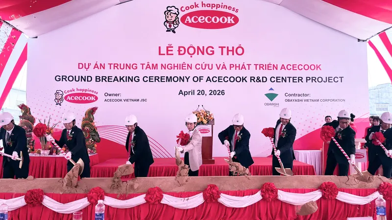 Ban lãnh đạo công ty cùng các đối tác tiến hành nghi thức trong buổi Lễ động thổ