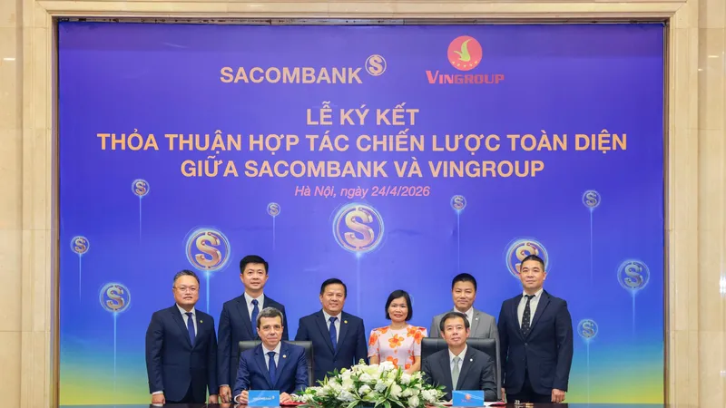 Ông Faussier Loic Michel Marc, Quyền Tổng Giám đốc SACOMBANK (trái) và ông Nguyễn Việt Quang, Phó Chủ tịch Hội đồng Quản trị kiêm Tổng Giám đốc Tập đoàn Vingroup (phải) thực hiện nghi thức ký kết dưới sự chứng kiến của đại diện lãnh đạo hai đơn vị