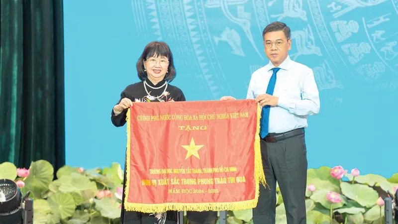 TS. Nguyễn Mai Lan, Chủ tịch Hội đồng trường Trường ĐH Nguyễn Tất Thành đón nhận Cờ thi đua Chính phủ vì thành tích xuất sắc trong năm học 2024-2025