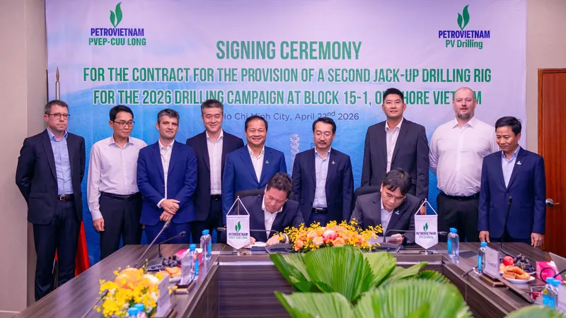 Đại diện hai bên, Giám đốc PVEP–Cửu Long Lê Đắc Hóa và Tổng giám đốc PV Drilling Nguyễn Xuân Cường thực hiện lễ ký hợp đồng trước sự chứng kiến của các bên