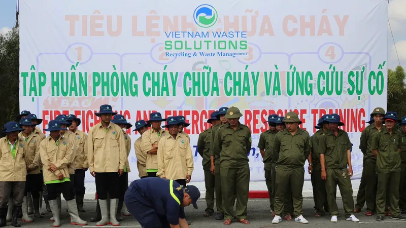 Lực lượng tại chỗ Khu Công nghệ Môi trường Xanh Long An tham gia tập huấn PCCC, thực hành triển khai cuộn vòi chữa cháy theo hướng dẫn của lực lượng chuyên nghiệp
