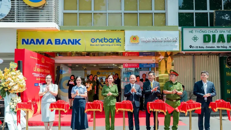 Các đại biểu cắt băng khánh thành Trạm Công dân số tại Onebank Celadon