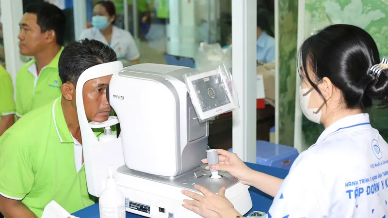 Người lao động Công ty TNHH Xử lý chất thải Việt Nam (VWS) được khám mắt trong chương trình chăm sóc sức khỏe định kỳ dịp Tháng Công nhân 2026