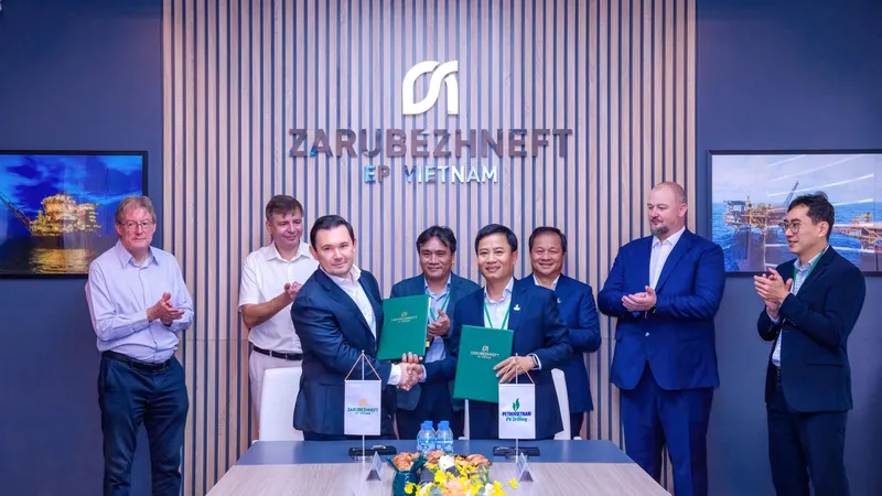 Ông Nguyễn Đình Dương, Phó Tổng giám đốc PV Drilling và ông Alexander Mikhaylov, Tổng giám đốc Zarubezhneft EP Vietnam B.V. thực hiện lễ ký hợp đồng trước sự chứng kiến của các bên