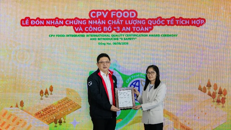 Đại diện BSI Thái Lan trao Chứng nhận Chất lượng quốc tế tích hợp CPF Food Standard PS 7818:2023 cho CPV Food