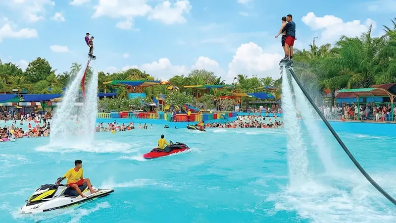 Du khách thích thú trải nghiệm trò chơi Flyboard tại khu du lịch Đại Nam