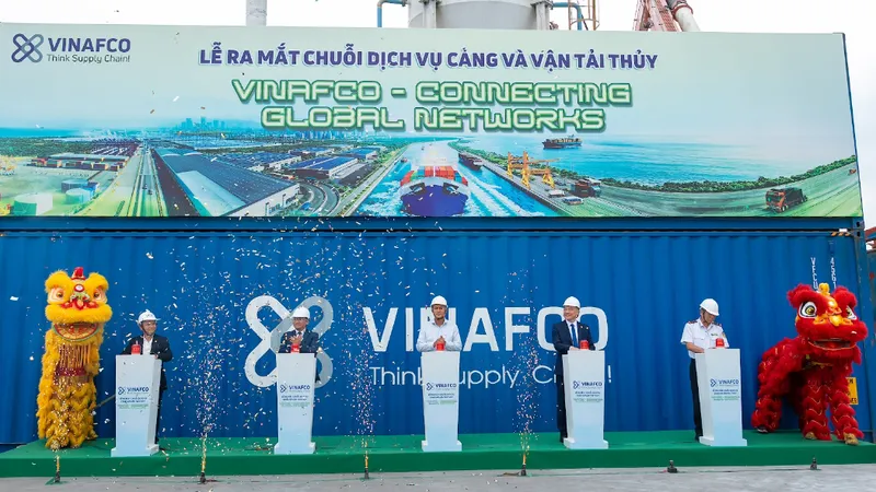 Đại biểu thực hiện nghi thức bấm nút đưa sà lan VINAFCO 268 vào vận hành