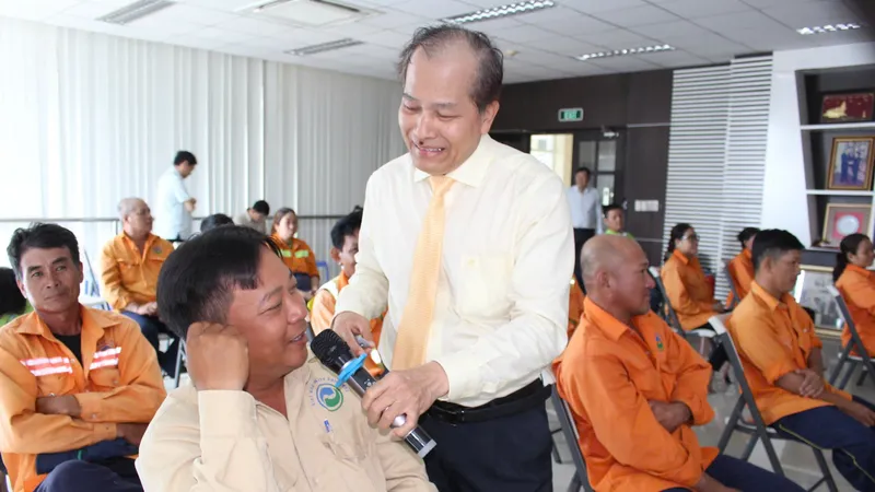 Cán bộ, công nhân viên và người lao động, tham gia giao lưu trả lời câu hỏi để nâng cao kiến thức phòng bệnh, kỹ năng tự bảo vệ bản thân