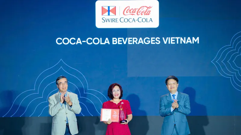 Coca-Cola Việt Nam 3 năm liên tiếp dẫn đầu nhóm ngành FMCG tại Giải thưởng Rồng Vàng