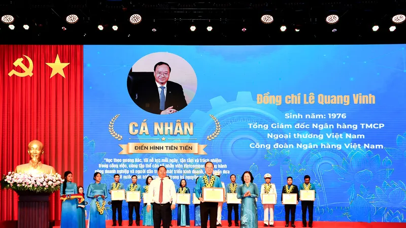 Ông Nguyễn Phi Long, Ủy viên Ban chấp hành Trung ương Đảng, Phó Bí thư Thường trực Đảng ủy Mặt trận Tổ quốc các đoàn thể Trung ương, Phó Chủ tịch Ủy ban Trung ương Mặt trận Tổ quốc Việt Nam (bên trái) trao hoa chúc mừng và Bà Thái Thu Sương - Phó Chủ tịch thường trực Tổng Liên đoàn Lao động Việt Nam (bên phải) trao bằng khen cho ông Lê Quang Vinh