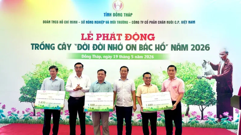 Đại diện C.P. Việt Nam và các đơn vị trao tặng cây giống cho chương trình trồng cây năm 2026 tại Đồng Tháp. Ảnh: C.P.