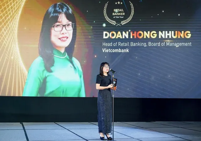 Bà Đoàn Hồng Nhung, Giám đốc Khối Bán lẻ Vietcombank phát biểu tại Lễ trao giải