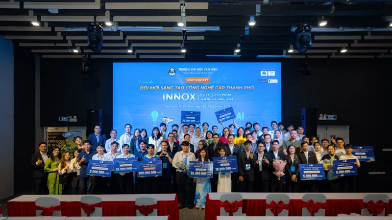 Hội đồng Giám khảo và các đội thi chụp ảnh lưu niệm tại Vòng Chung kết Cuộc thi “InnoX 2026: Vượt giới hạn – Chạm tương lai”