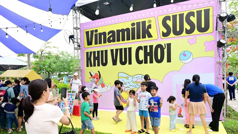 Khu vui chơi của Vinamilk với các trò chơi thú vị và những phần quà đáng yêu đặc biệt thu hút phụ huynh và các bé. Ảnh: Vi Nam