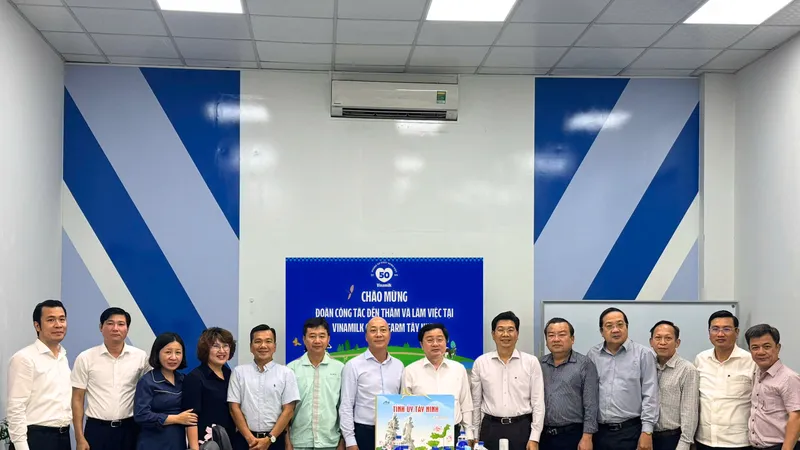 Ông Nguyễn Văn Quyết, Ủy viên Ban chấp hành Trung ương Đảng, Bí thư Tỉnh ủy Tây Ninh (thứ 7 từ phải sang) và đoàn công tác làm việc tại Trang trại Vinamilk Green Farm Tây Ninh (Ảnh: VN)