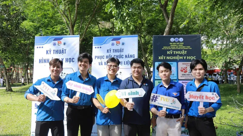 Hơn 1.000 giảng viên, sinh viên Trà Vinh đồng diễn điệu múa Saravan Khmer Nam Bộ