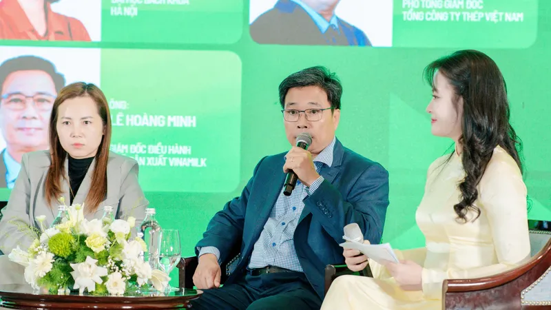 Ông Lê Hoàng Minh, Giám đốc Điều hành Sản xuất kiêm Trưởng dự án Net Zero của Vinamilk chia sẻ tại diễn đàn (Ảnh: VN)