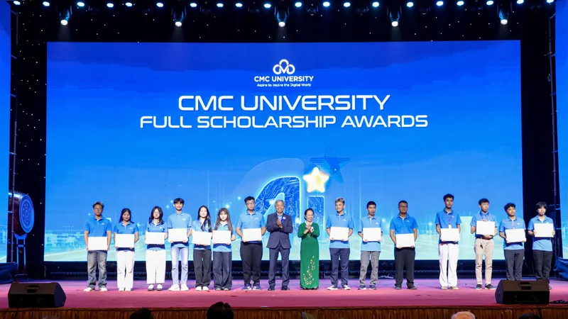 Đại diện nhà trường trao học bổng “CMC - Vì bạn xứng đáng” cho tân sinh viên