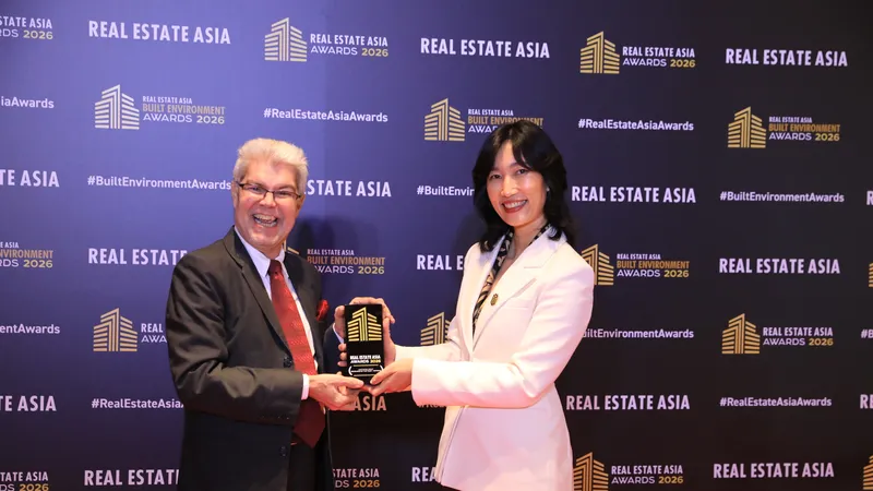 Đại diện Masterise Homes nhận cúp vinh danh tại hạng mục Developer of the Year - Vietnam 2026. Nguồn ảnh: Real Estate Asia Awards 2026
