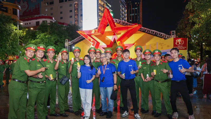 Diễn ra từ ngày 11 đến 13-6-2026, chuỗi sự kiện Gala “Tổ quốc bình yên” do Bộ Công an phối hợp với UBND TPHCM tổ chức tại phố đi bộ Nguyễn Huệ (phường Sài Gòn, TPHCM). Hướng tới kỷ niệm 80 năm Ngày truyền thống lực lượng An ninh nhân dân (12-7-1946 – 12-7-2026), chuỗi sự kiện được tổ chức nhằm tri ân những cuộc đấu trí thầm lặng, những cống hiến quên mình vì sự bình yên của dân tộc