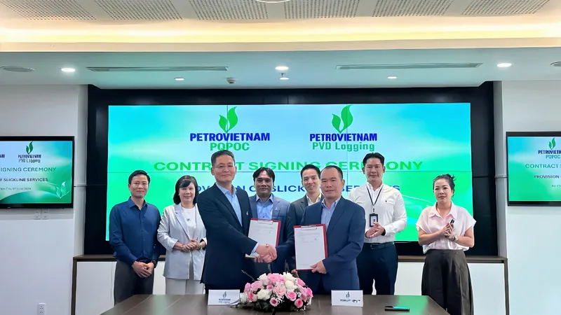 Ông Bùi Xuân Hiếu, Giám đốc PVD Logging và ông Lê Trần Minh Trí, Phó Tổng Giám đốc PQPOC thực hiện lễ ký hợp đồng trước sự chứng kiến của hai bên