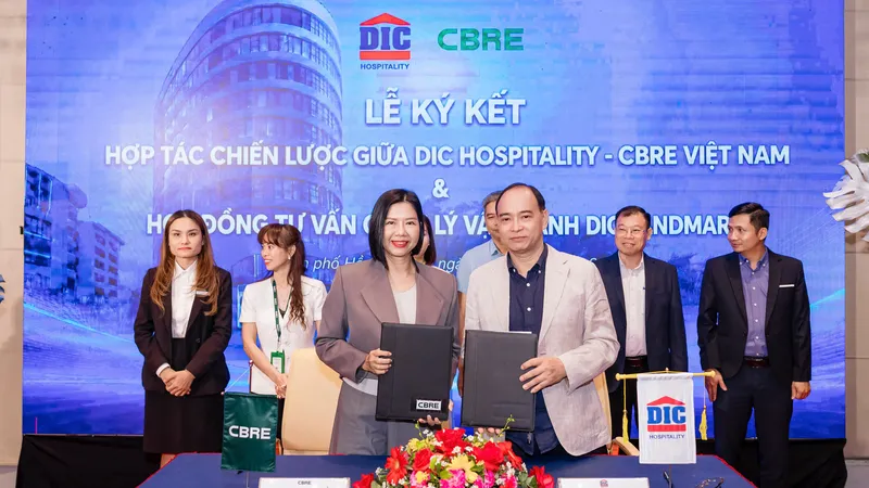Ông Vũ Thanh Bình, Phó Chủ tịch HĐQT, Tổng Giám đốc DIC Hospitality và bà Đặng Phương Hằng, Tổng Giám đốc CBRE Việt Nam ký kết Thỏa thuận hợp tác chiến lược giữa DIC Hospitality và CBRE Việt Nam