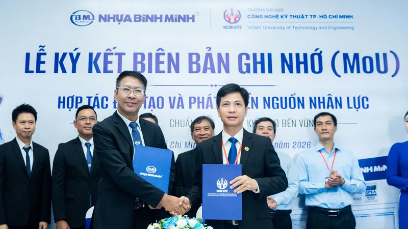 Lãnh đạo Công ty Cổ phần Nhựa Bình Minh và Trường Đại học Công nghệ Kỹ thuật TPHCM ký kết Biên bản ghi nhớ hợp tác triển khai các hoạt động đào tạo, thực hành, nghiên cứu ứng dụng và kết nối sinh viên với môi trường sản xuất thực tế. Ảnh Minh Xuân