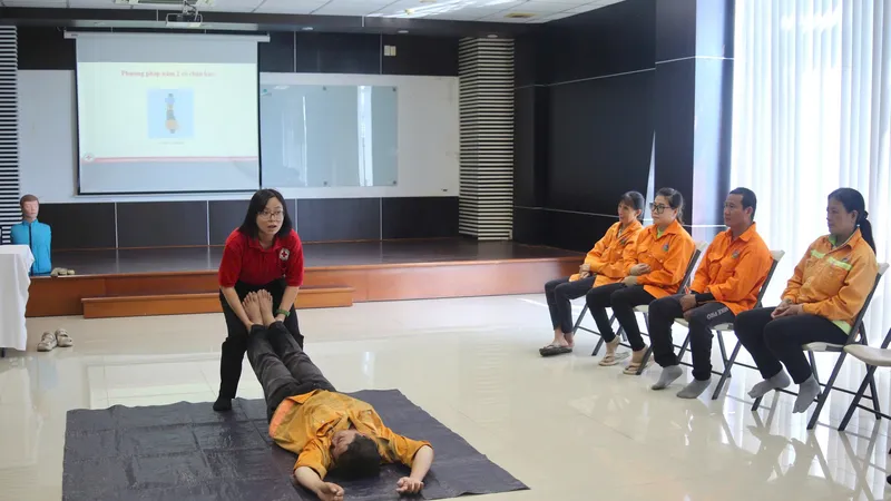 Người lao động VWS thực hành kỹ năng di chuyển nạn nhân trong chương trình huấn luyện sơ cấp cứu do Hội Chữ thập đỏ TPHCM hướng dẫn