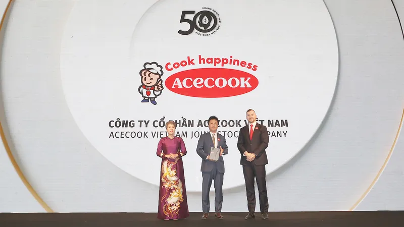 Đại diện Acecook Việt Nam nhận giải Top 50 doanh nghiệp phát triển bền vững tiêu biểu tại Việt Nam