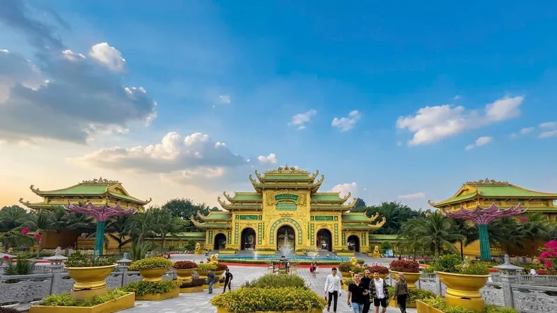 Du khách tham quan và chụp ảnh lưu niệm tại cổng Ngũ môn - khu Kim điện - KDL Đại Nam