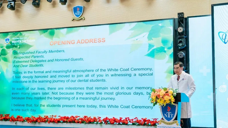 TTND.TS.BS.LG. Ngô Đồng Khanh, Uỷ viên Hội đồng Trường và Cố vấn cao cấp Khoa RHM, phát biểu khai mạc Lễ trao áo blouse
