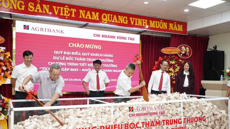 Đại diện khách hàng thực hiện bốc thăm tại chương trình