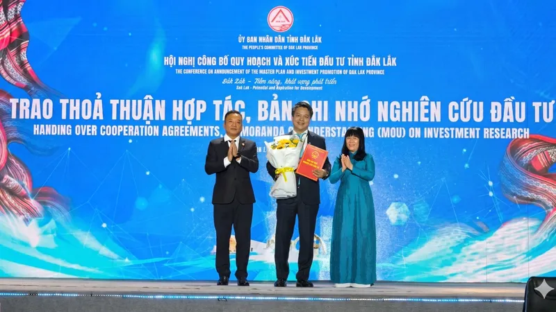 Ông Vũ An, Phó Tổng Giám đốc PVFCCo - Phú Mỹ nhận Bản ghi nhớ hợp tác nghiên cứu đầu tư từ lãnh đạo UBND tỉnh Đắk Lắk