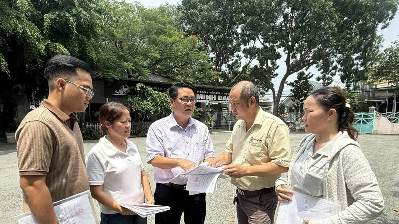 Ông Hồ Thái Hòa gặp gỡ, trao đổi với người dân để nắm bắt tâm tư, nguyện vọng trong quá trình bồi thường, giải phóng mặt bằng