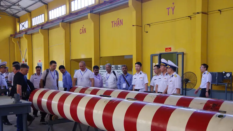  Đoàn chuyên gia Ấn Độ đến tham quan, trao đổi và làm việc tại đơn vị. Ảnh: VĂN ĐƯỜNG