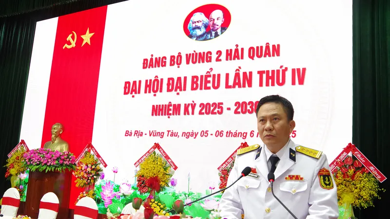 Đại tá Trần Mạnh Chiến, Bí thư Đảng ủy, Chính ủy Vùng phát biểu khai mạc Đại hội