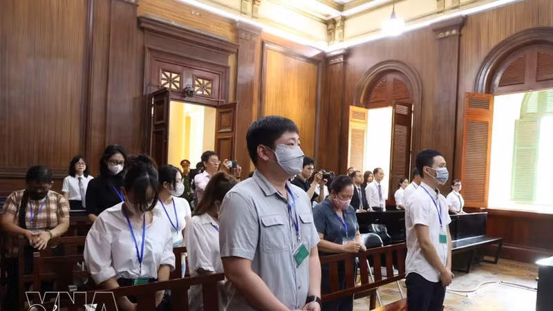 各被告人听取法庭宣判。图自越通社